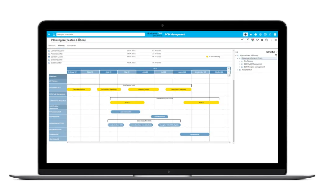 Ein Laptop, auf dem das Terminplanungs- oder Projektmanagement-Tool einer BCM-Software mit einem Gantt-Diagramm angezeigt wird. Das Diagramm zeigt Aufgaben, Fristen und Fortschrittsbalken in einem Kalenderformat mit Spalten und Zeilen an.