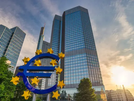 Symbolbild für die DORA Verordnung. Das Euro Zeichen vor einem Hochhaus.