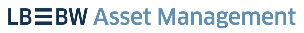 Logo mit dunkelblauen Buchstaben „LBBW“, gefolgt von hellblauem Text „Asset Management“ auf hellgrauem Hintergrund. Das „E“ in „LBBW“ ist mit drei horizontalen Strichen stilisiert.